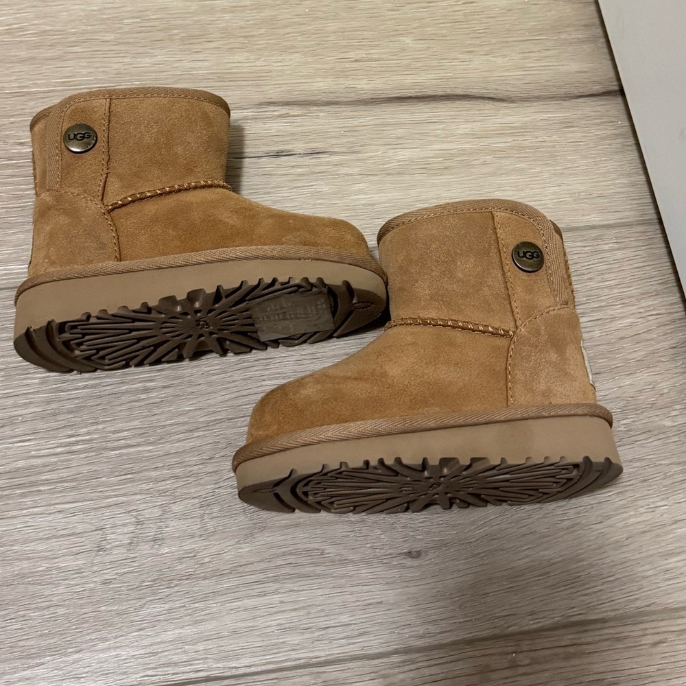 Toddler UGG Jona boot EUC